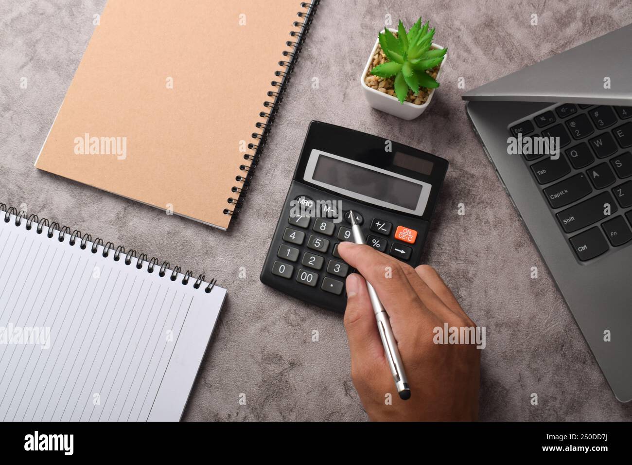 Table de bureau plate, vue de dessus. Homme d'affaires utilisant la calculatrice comptabilité paie et budget taxe. Investissement en comptabilité financière de documents commerciaux Banque D'Images