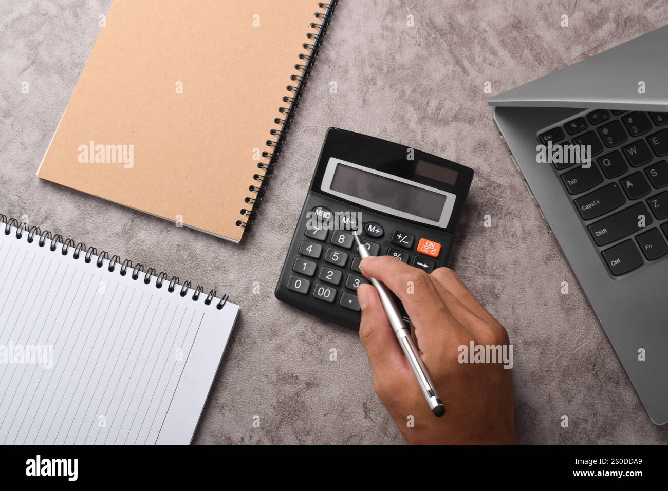 Table de bureau plate, vue de dessus. Homme d'affaires utilisant la calculatrice comptabilité paie et budget taxe. Investissement en comptabilité financière de documents commerciaux Banque D'Images