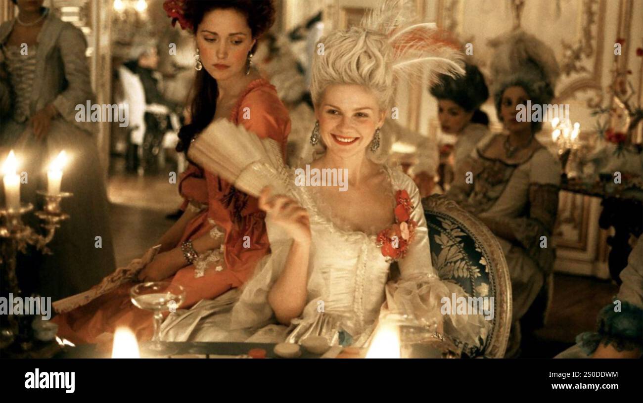 MARIE ANTOINETTE 2006 Sony Pictures sort un film avec Kirsten Dunst dans le rôle de Marie Antoinette et Asia Argento dans le rôle de la comtesse du Barry Banque D'Images