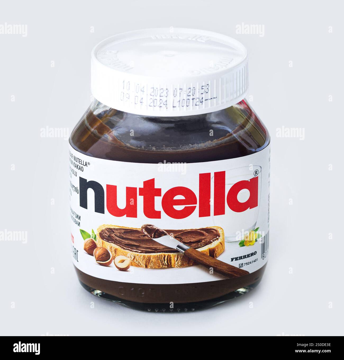 Boîte vitreuse de crème au chocolat Nutella par Ferrero sur fond blanc Banque D'Images