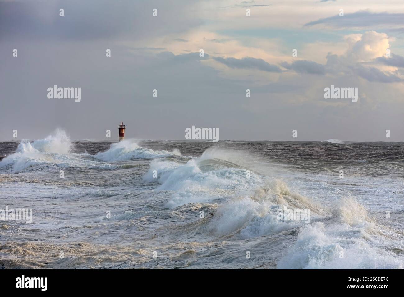 Tempête de mer à l'embouchure de la rivière Ave, au nord du Portugal. Banque D'Images