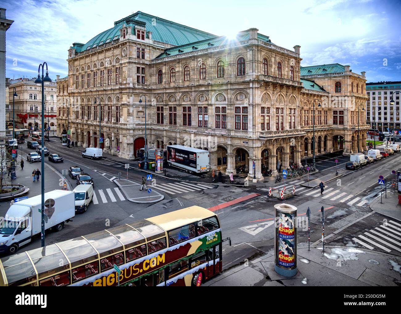 Vue depuis l'Albertinaramp sur la place Albertina jusqu'à l'Opéra national de Vienne à la lumière du soleil d'hiver Banque D'Images