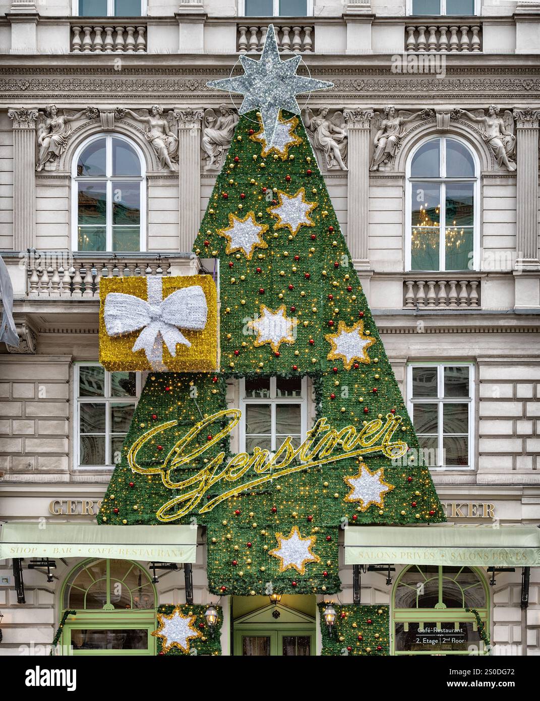 Grande décoration de Noël d'une pâtisserie traditionnelle sur une façade de maison historique à côté de l'Opéra d'État de Vienne, Autriche Banque D'Images
