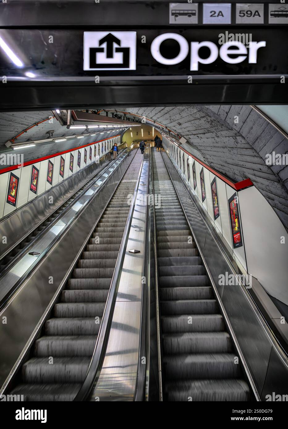 Escalier mobile des transports publics viennois du passage souterrain à l'Opéra national viennois dans la rue dite Ring, Autriche Banque D'Images