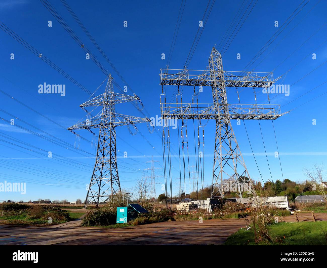 ...Solide Stahlmasten muessen tonnenschwere Stromkabel tragen koennen - und das BEI Wind und Wetter unter extremsten Bedingungen... Kabeltraeger *** les pylônes en acier massif doivent être capables de transporter des câbles électriques pesant plusieurs tonnes dans les conditions les plus extrêmes du vent et des intempéries porte-câbles Banque D'Images