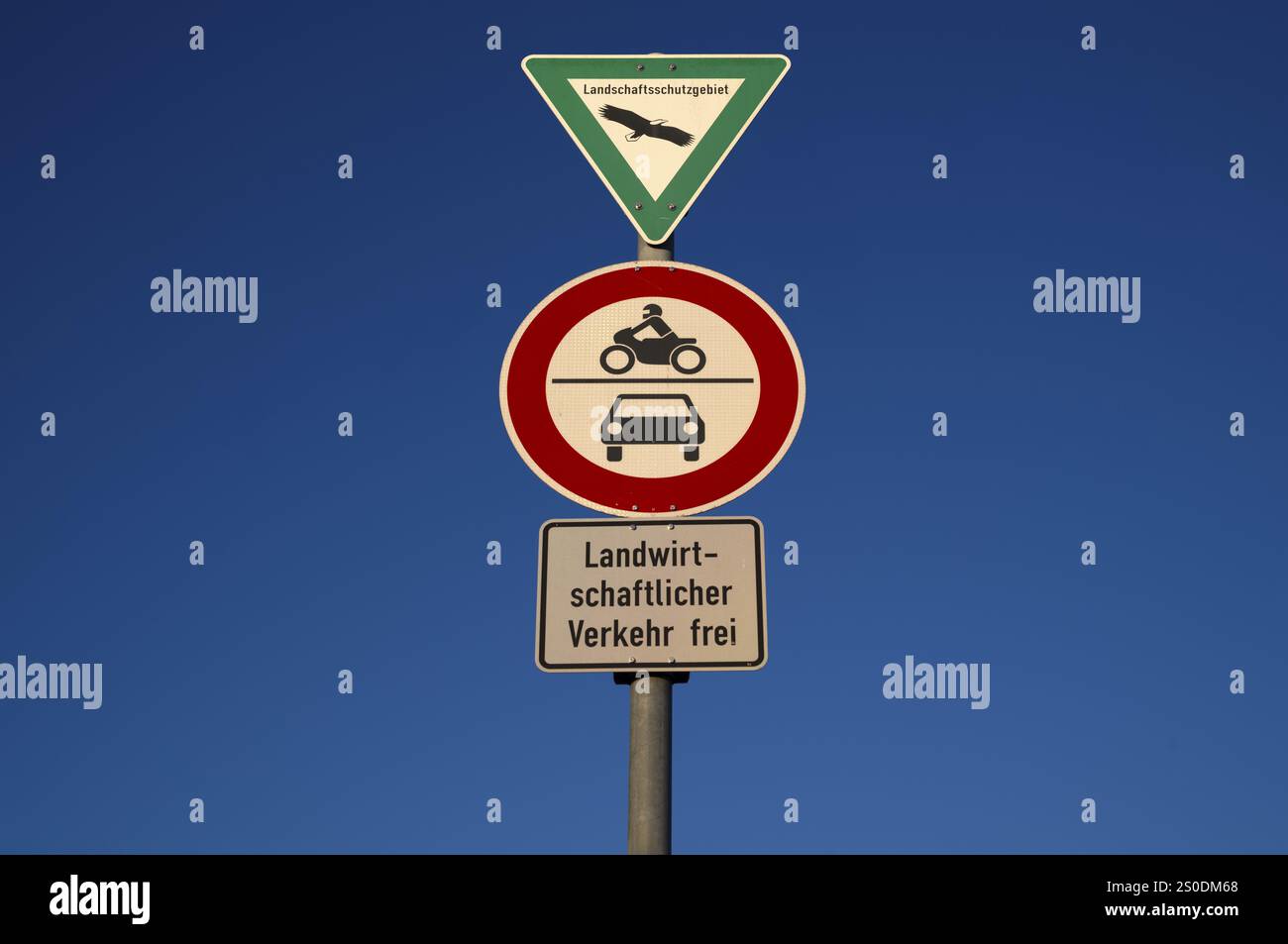 Panneau de signalisation, zone de protection du paysage, interdiction pour les motos, également avec side-car, cyclomoteurs, cyclomoteurs ainsi que pour véhicules à moteur et autres multi-l. Banque D'Images