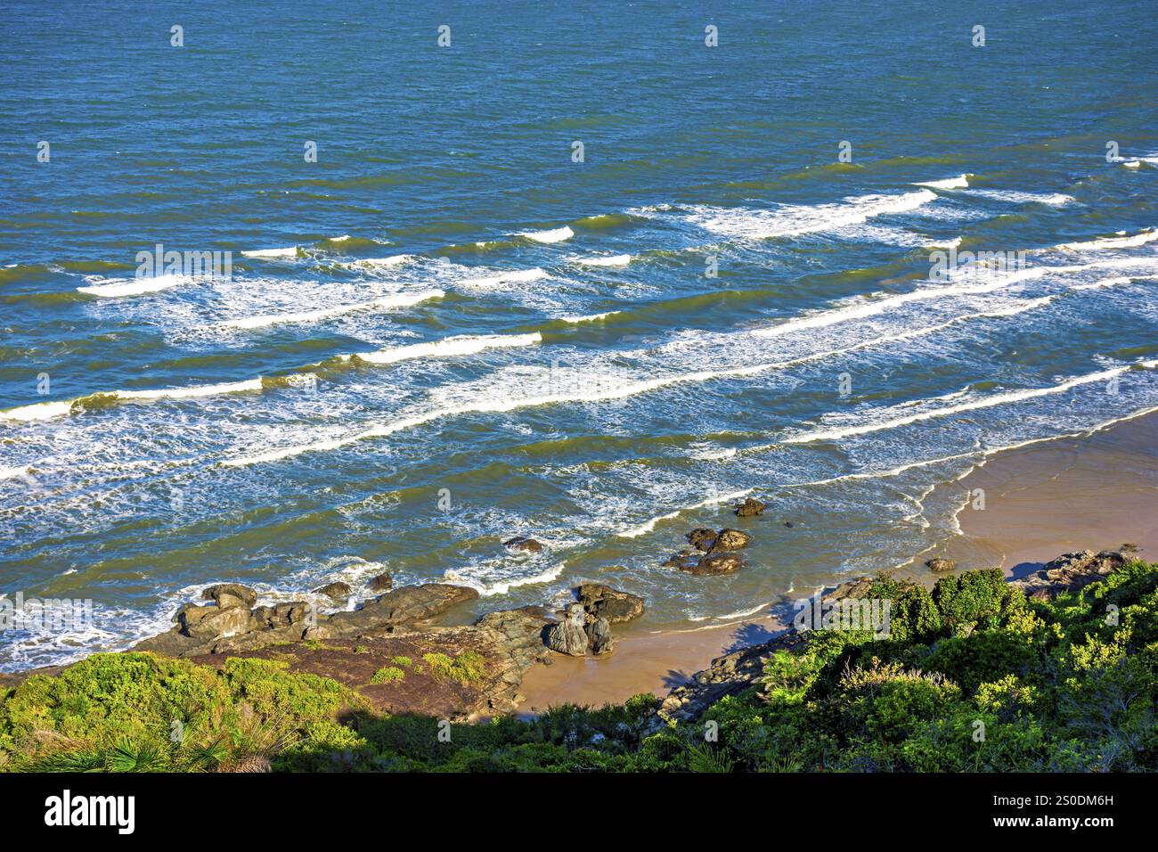 Plage paradisiaque vue d'en haut sur la côte sud de Bahia dans la ville de Serra Grande Serra Grande, Bahia, Brésil, Amérique du Sud Banque D'Images Plage paradisiaque vue d'en haut sur la côte sud de Bahia dans la ville de Serra Grande Serra Grande, Bahia, Brésil, Amérique du Sud Banque D'Images