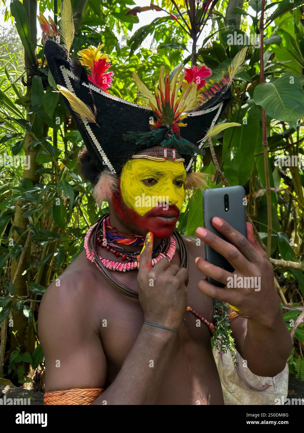 Les Huli Wigmen de Papouasie-Nouvelle-Guinée postulant Make Up, Highlands Region Banque D'Images