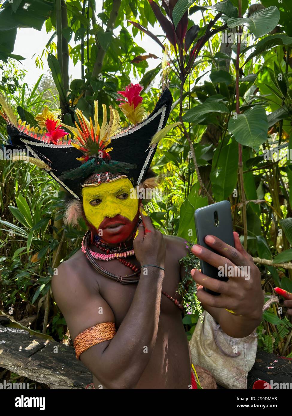 Les Huli Wigmen de Papouasie-Nouvelle-Guinée postulant Make Up, Highlands Region Banque D'Images