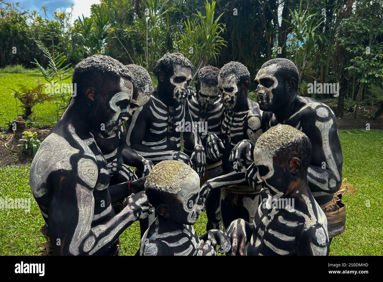 Les Skeleton Men de la tribu Omo Bugamo de Papouasie-Nouvelle-Guinée peignent leurs corps avec de la peinture noire et blanche imitant le squelette humain, Chimbu Prov Banque D'Images