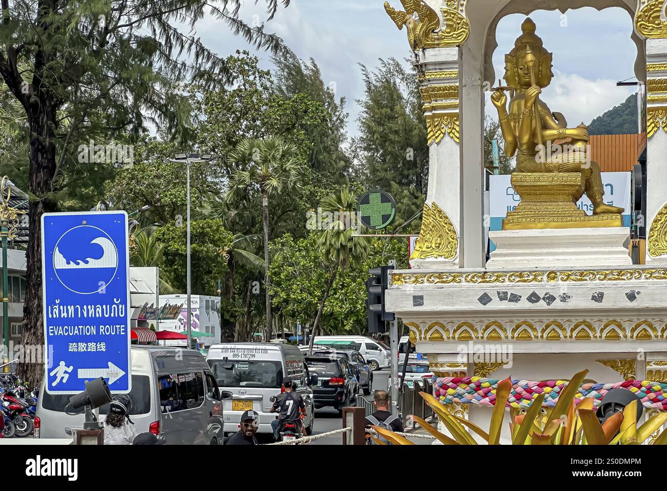 Zone de risque de tsunami. Panneau d'avertissement, signalisation des voies d'évacuation en cas de nouveau séisme. Plage et route côtière dans la ville de Patong, K Banque D'Images