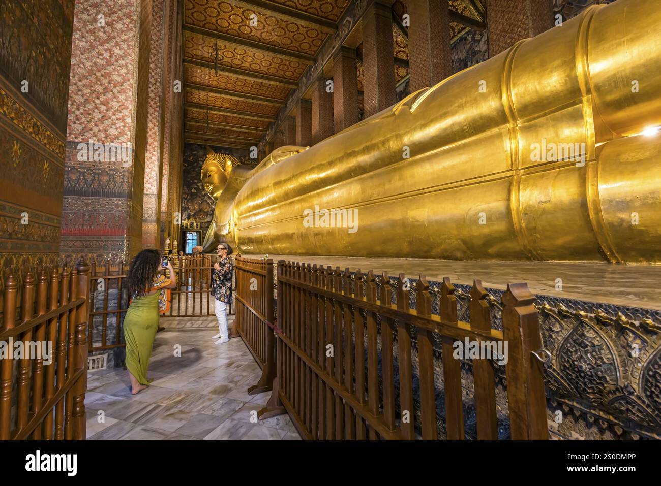 Wat Pho, temple du Bouddha couché. Attraction touristique, complexe architectural de temple important. Il abrite Phra Buddhasaiyas. Le doré Banque D'Images
