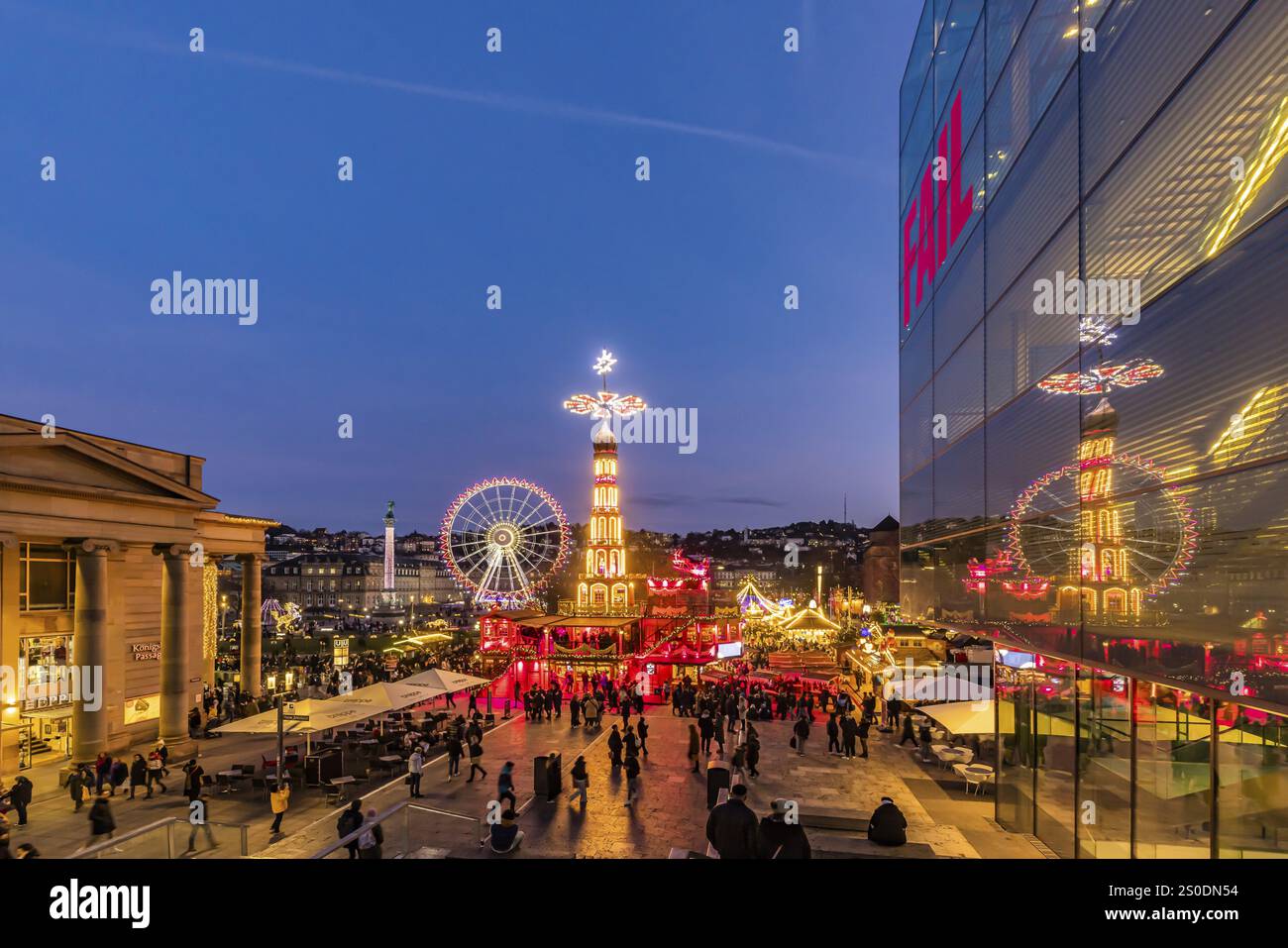 Marché de Noël de Stuttgart à l'heure bleue. Pyramide de Noël sur Schlossplatz en face du Nouveau Palais avec grande roue. L'événement traditionnel att Banque D'Images