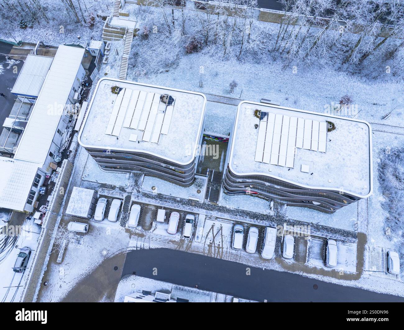 Bâtiments enneigés et voitures garées dans un environnement urbain depuis les airs, Nagold, Forêt Noire, Allemagne, Europe Banque D'Images