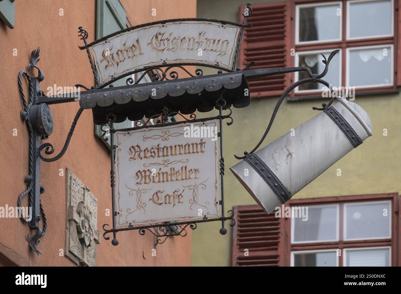 Panneau de nez avec un pichet de l'Hôtel Eisenkrug, Dr-Martin-Luther-Strasse 1, Dinkelsbuehl, Bavière, Allemagne, Europe Banque D'Images