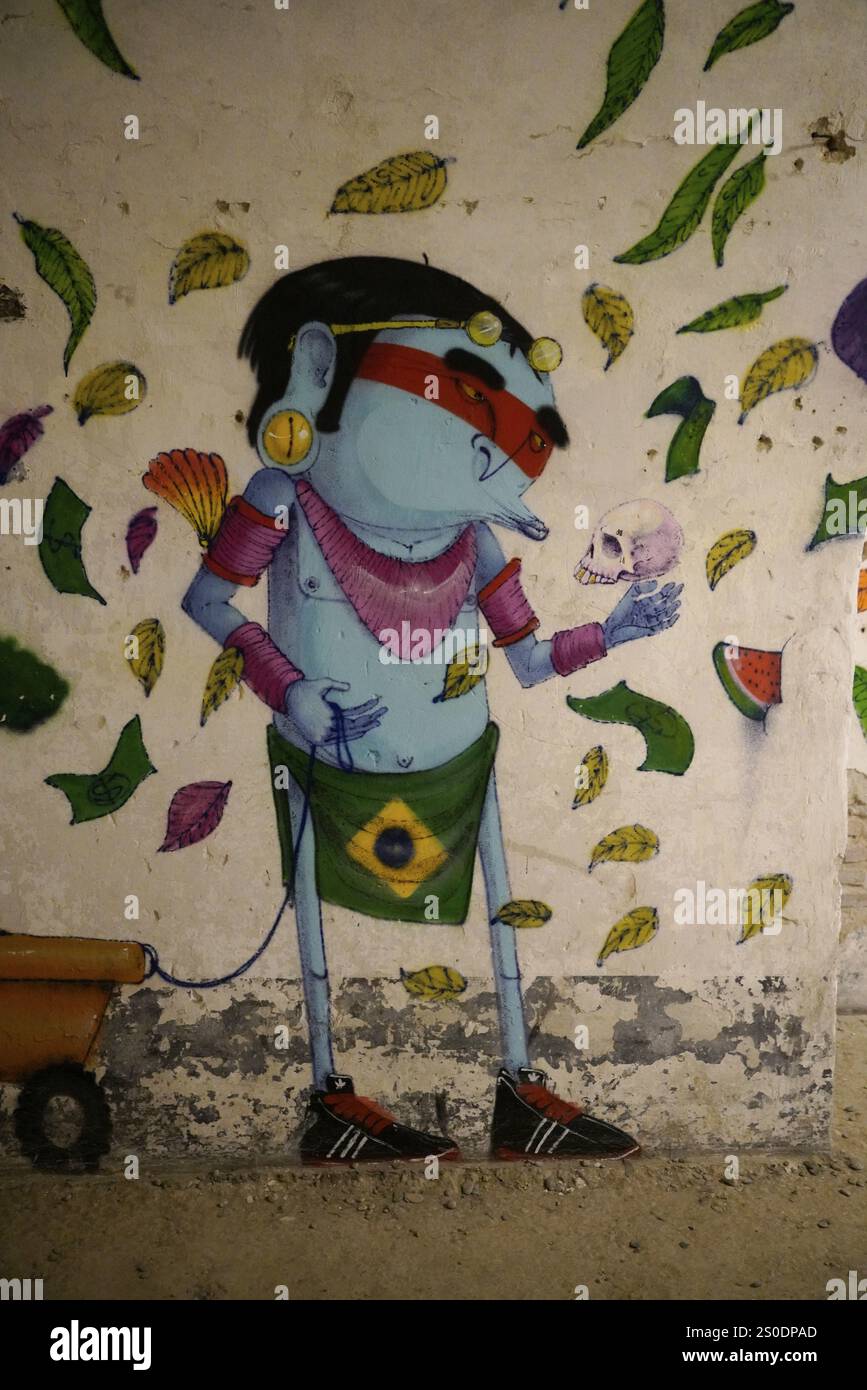 MAUSA VAUBAN, Museum of Urban Art and Street Art, forteresse de neuf-Brisach, France, Europe, figure bleue tenant un crâne entouré de feuilles colorées Banque D'Images