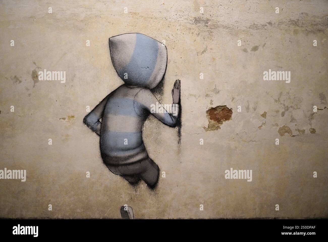 MAUSA VAUBAN, Musée d'Art urbain et de Street Art, forteresse de neuf-Brisach, France, Europe, image d'un enfant dans un sauteur gris écoutant contre un mur, E Banque D'Images