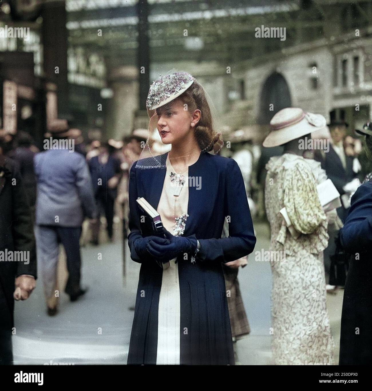 L'élégante dame Miss Duff à la gare de Waterloo en route pour les courses d'Ascot le 16th juin 1938 Banque D'Images