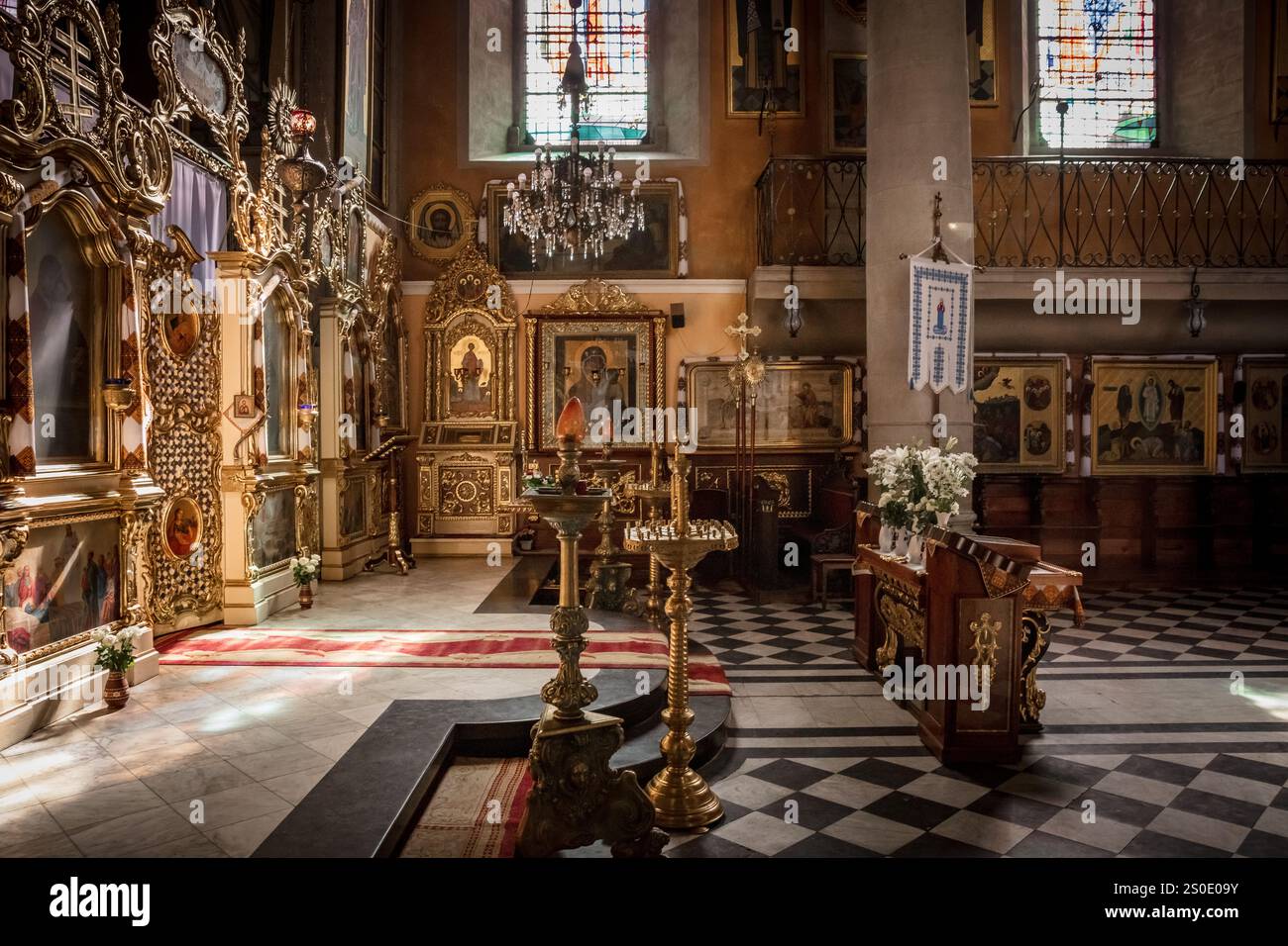 Une église avec beaucoup d'or et de vitraux. L'intérieur est très orné et a beaucoup de symboles religieux Banque D'Images