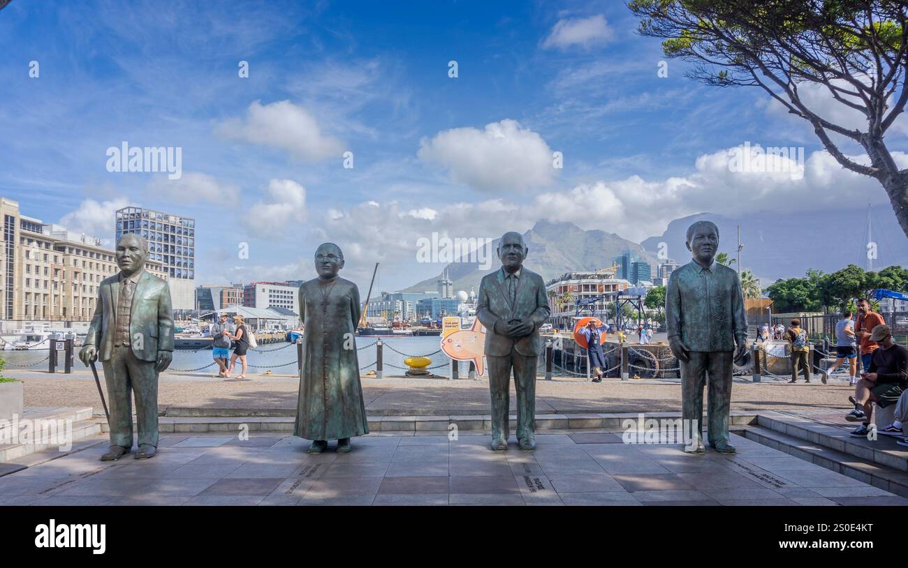 Sculptures en bronze des quatre lauréats du prix Nobel de la paix, Nelson Mandela, Fw de Klerk, Desmond Tutu et Alfred Luthuli, devant la montagne de la table Banque D'Images