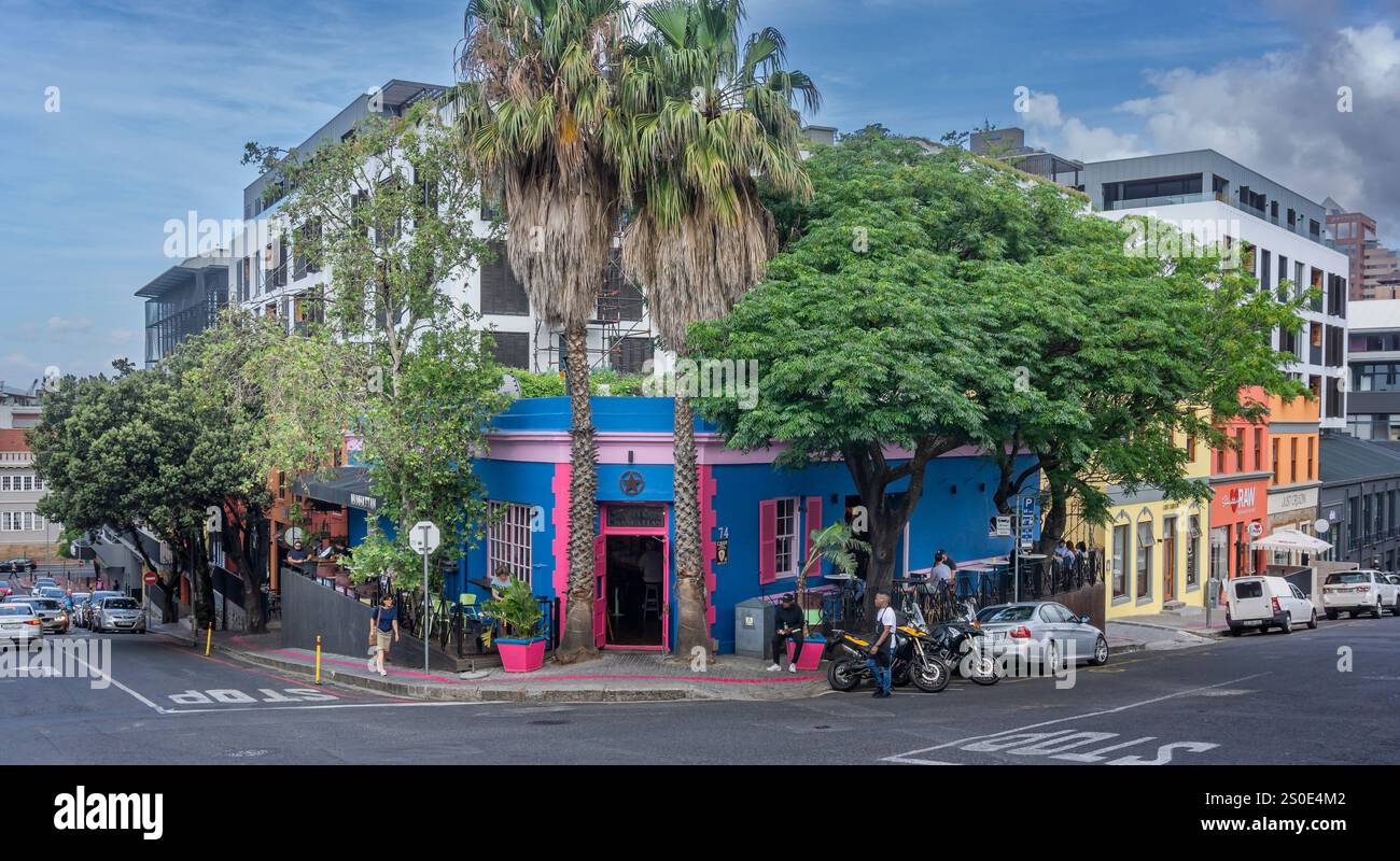 Maisons colorées et café dans le quartier de Bo-Kaamp au centre-ville du Cap, Afrique du Sud, le 5 décembre 2024 Banque D'Images