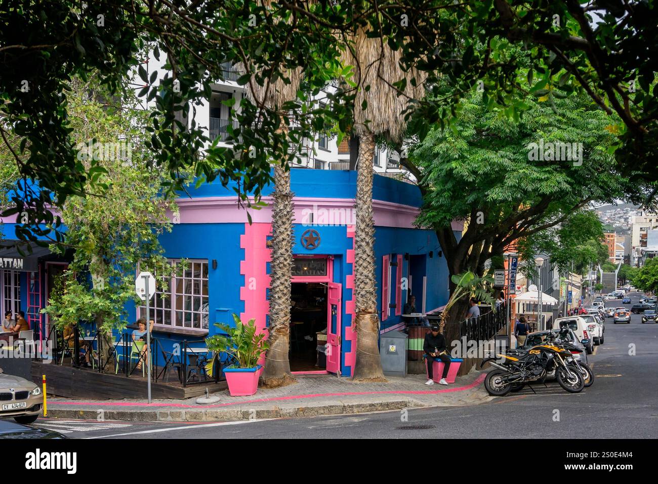 Café coloré dans le quartier de Bo-Kaamp au centre-ville du Cap, Afrique du Sud, le 5 décembre 2024 Banque D'Images