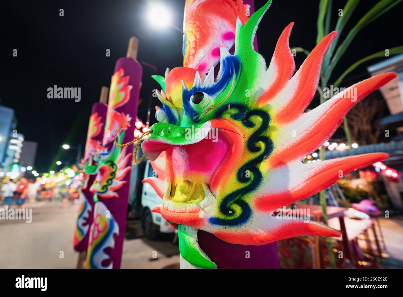 Énormes bâtons d'encens de couleur néon avec des têtes de dragon devant le temple de la jetée du Clan à Georgetown, Penang, Malaisie Banque D'Images