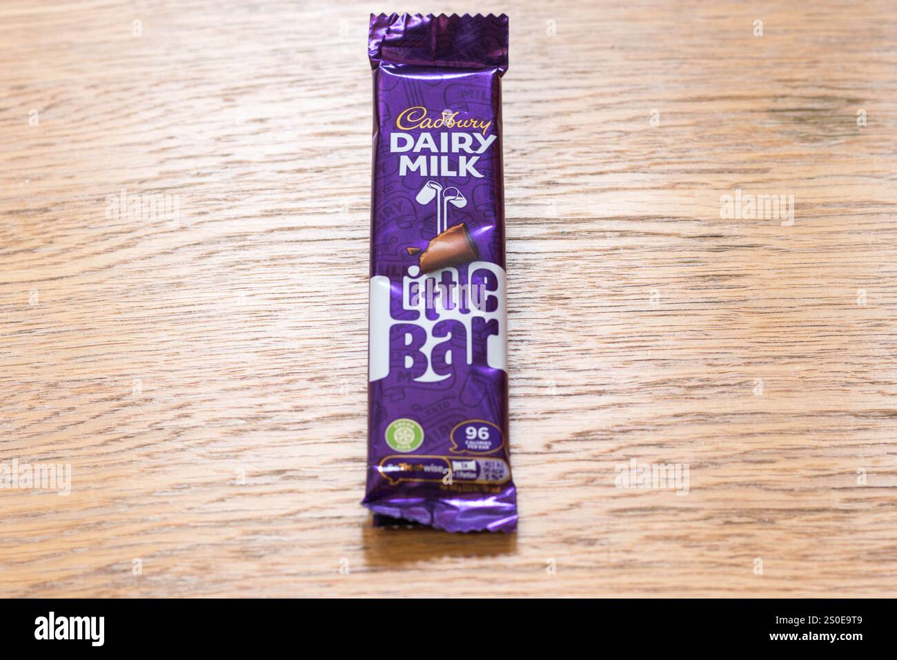 Cadburys Little Bar chocolat snack sur une table Banque D'Images