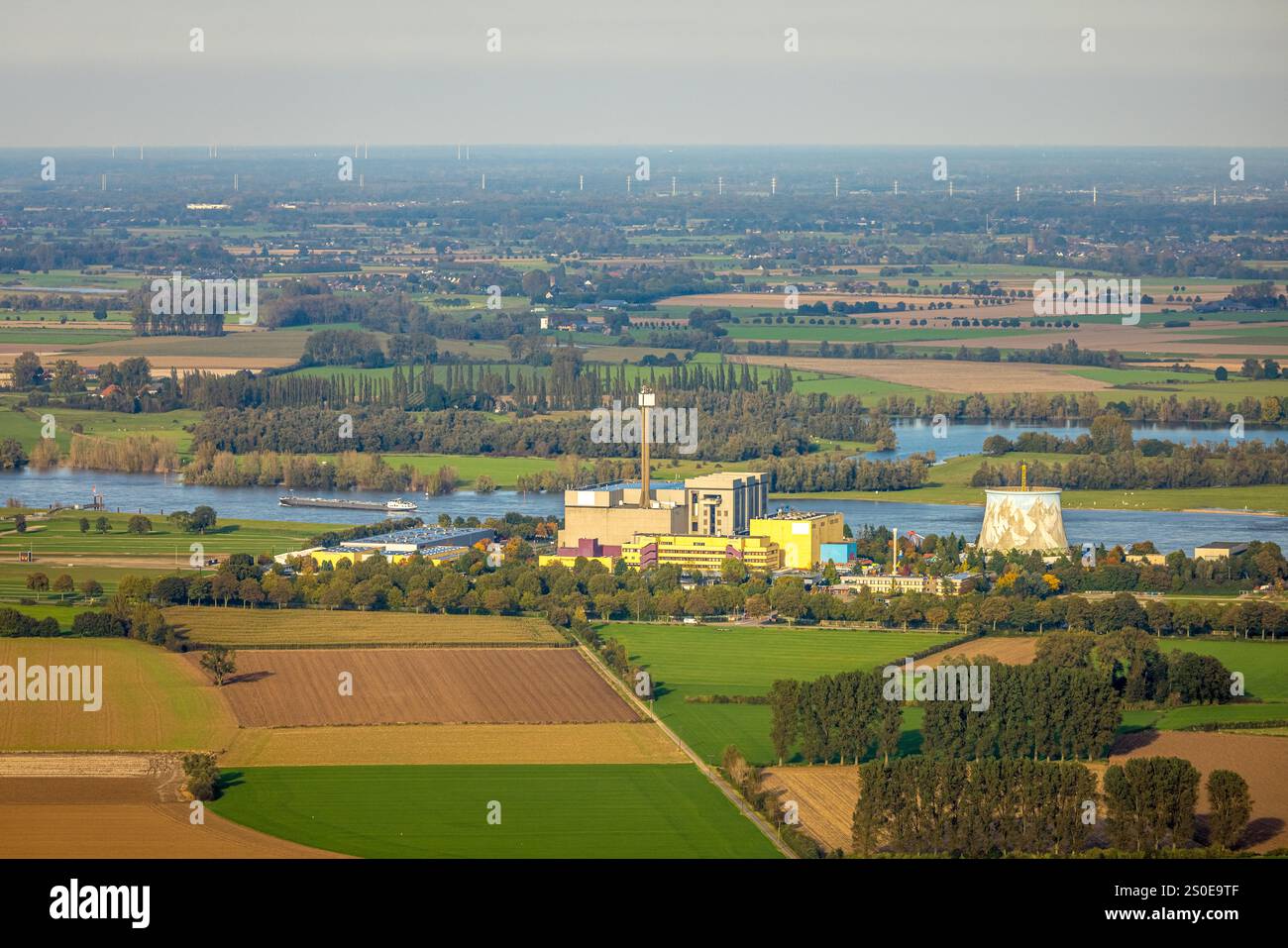 Vue aérienne, Kalkar Wunderland, Energy Factory sur le Rhin, parc familial avec des événements tels que montagnes russes et balades en eau vive et manèges, hôtel, con Banque D'Images
