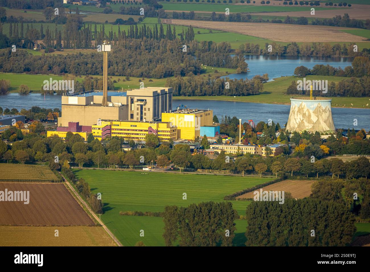 Vue aérienne, Kalkar Wunderland, Energy Factory sur le Rhin, parc familial avec des événements tels que montagnes russes et balades en eau vive et manèges, hôtel, con Banque D'Images