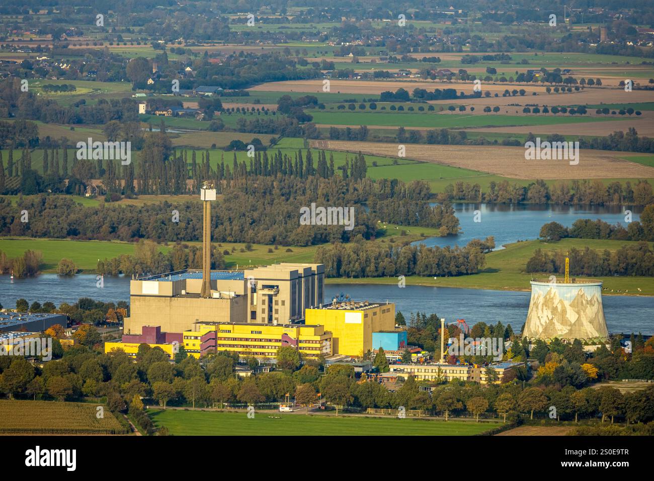 Vue aérienne, Kalkar Wunderland, Energy Factory sur le Rhin, parc familial avec des événements tels que montagnes russes et balades en eau vive et manèges, hôtel, con Banque D'Images