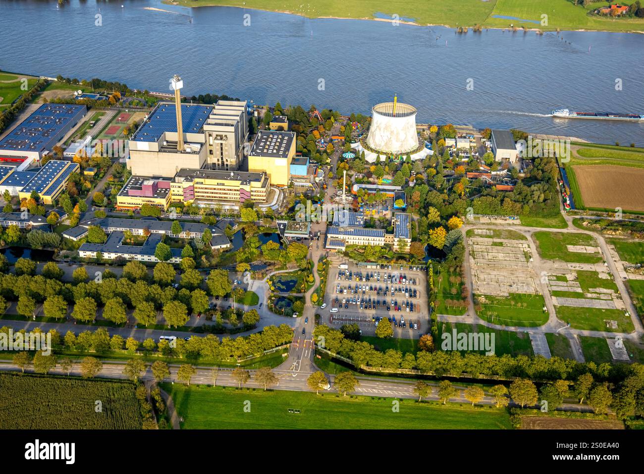 Vue aérienne, Kalkar Wunderland, Energy Factory sur le Rhin, parc familial avec des événements tels que montagnes russes et balades en eau vive et manèges, hôtel, con Banque D'Images