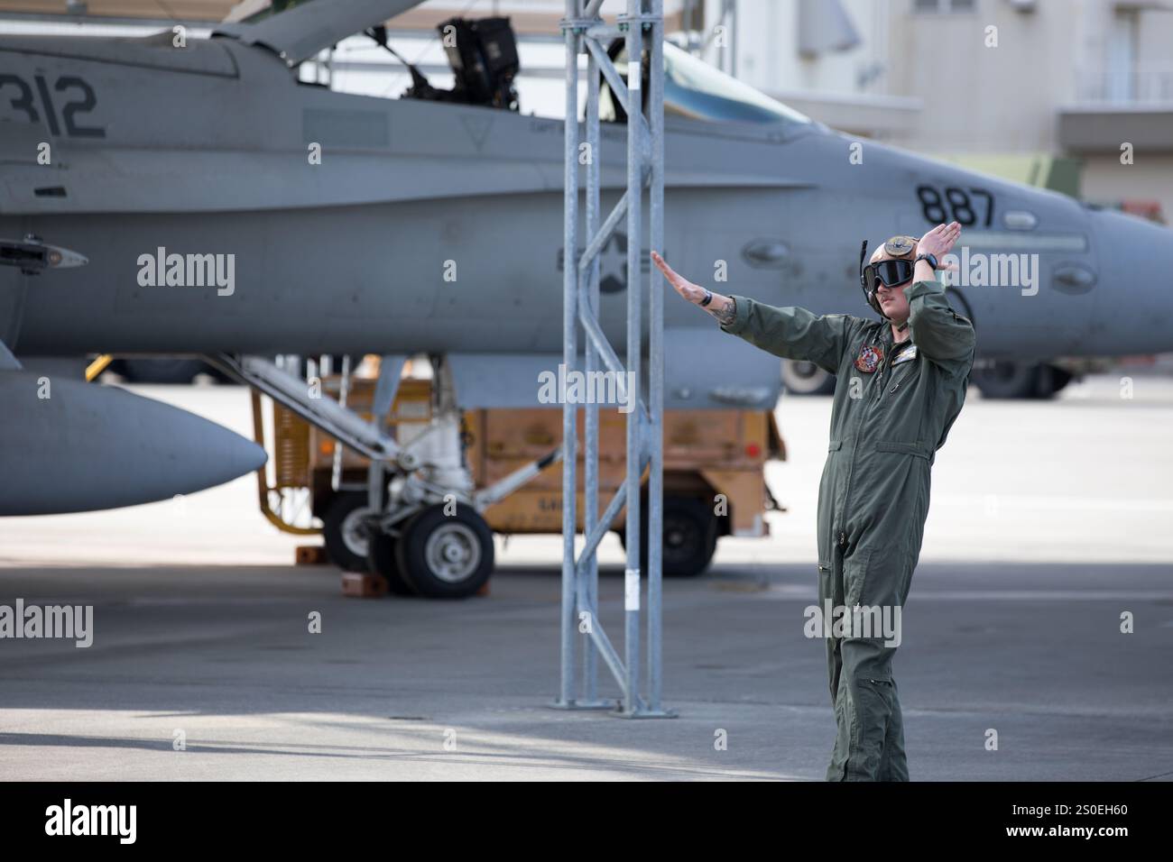 Le Cpl Vincent Gibson, mécanicien d'avion à voilure fixe du Marine Fighter Attack Squadron (VMFA) 312, Marine Aircraft Group 12, 1st Marine Aircraft Wing, signale à un pilote lors des vérifications préalables au vol à la Marine corps Air Station Iwakuni, Japon, Dec. 18, 2024. VMFA-312 est en train d'augmenter temporairement MAG-12, 1st MAW dans le cadre du Programme de déploiement d'unité, qui vise à fournir aux escadrons stationnés dans la partie continentale des États-Unis une formation d'expérience dans l'Indo-Pacifique. Les Marines hautes performances avec VMFA-312 ont été reconnus et récompensés par la possibilité de voler sur la banquette arrière d'un F/A. Banque D'Images