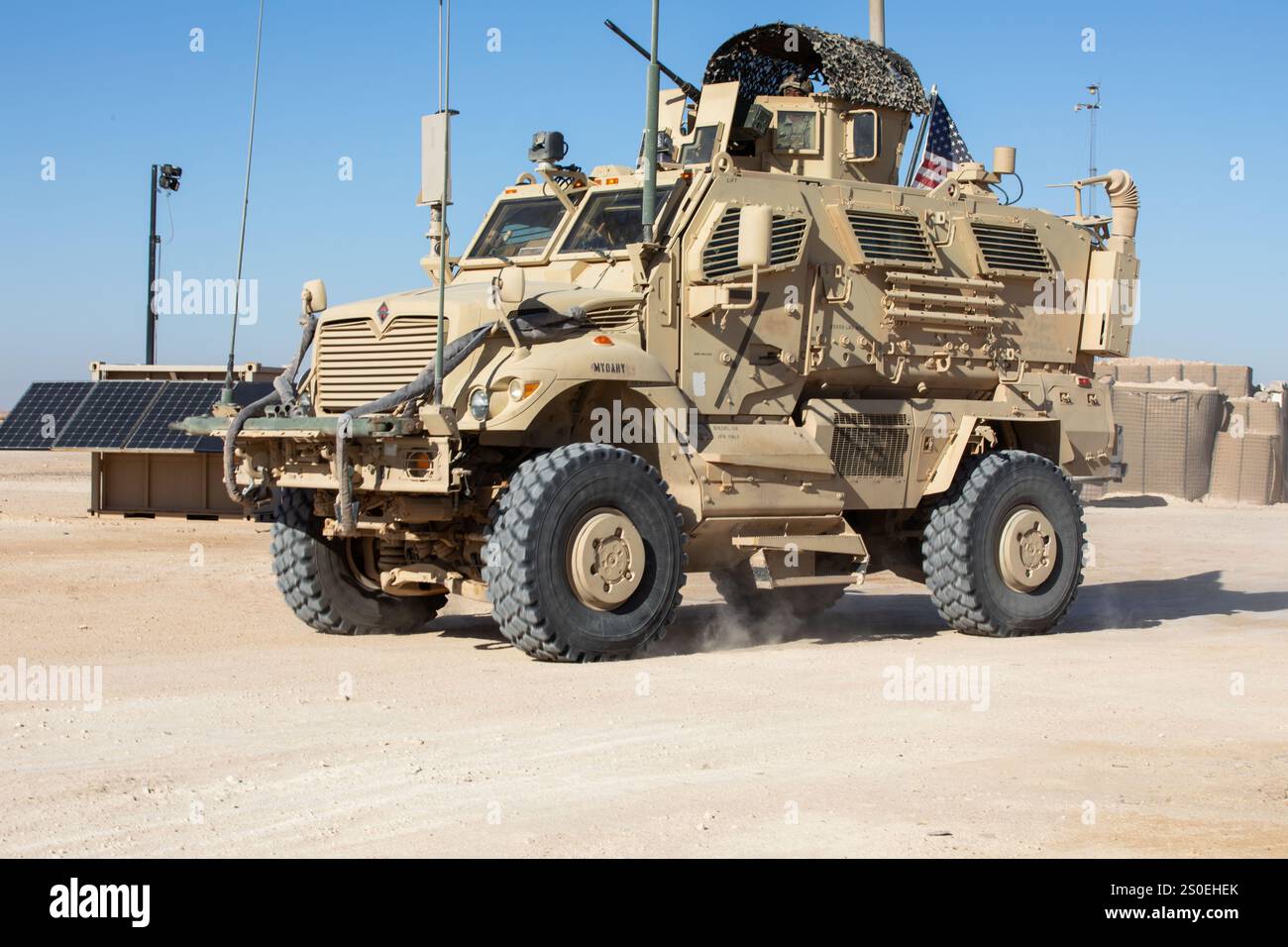 Un véhicule M1224 protégé par une embuscade résistant aux mines part pour transporter une victime simulée lors d'un exercice de la Force d'intervention rapide sur la base aérienne d'Al Asad, Iraq, Dec. 17, 2024. L’exercice comprenait une réponse rapide aux traumatismes et des protocoles efficaces d’évacuation des blessés, mettant en valeur l’efficacité opérationnelle de la QRF. La formation visait à renforcer les capacités d'intervention d'urgence et de soins aux blessés médicaux afin d'améliorer les opérations de la Coalition. La Coalition reste prête à continuer de conseiller, d'aider et de soutenir les forces partenaires pour assurer la défaite durable de l'Etat islamique et de ses idéologies radicales et extrémistes. ( Banque D'Images