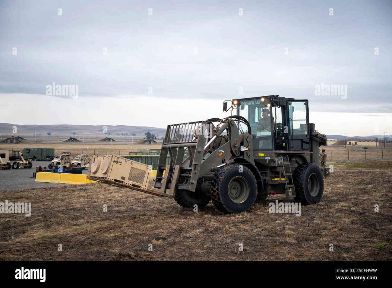 Un aviateur avec la 821e intervention de contingence opère un chariot élévateur pendant un entraînement de tâche partielle au Global Readiness Deployment Center sur la base aérienne de Travis, Californie, 21 novembre 2024. Un PTT est un événement de formation où la réponse de contingence Airmen pratique à plusieurs reprises certaines compétences avec l'application du monde réel. (Photo de l'US Air Force par le sergent d'état-major Scott Warner) Banque D'Images