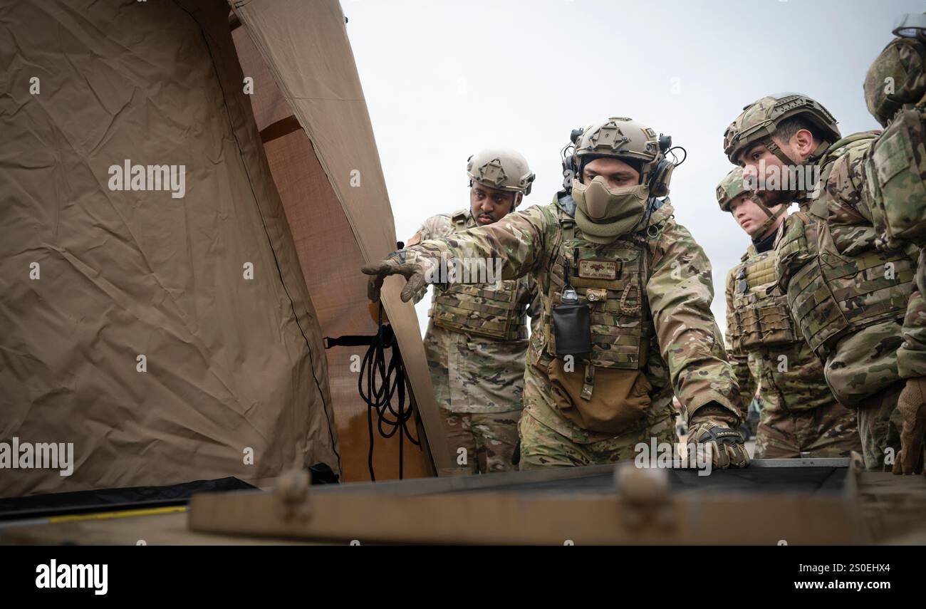 Les aviateurs avec la 821e intervention de contingence ont installé une tente pendant un entraînement de tâche partielle au Global Readiness Deployment Center sur la base aérienne de Travis, Californie, 21 novembre 2024. Un PTT est un événement de formation où la réponse de contingence Airmen pratique à plusieurs reprises certaines compétences avec l'application du monde réel. (Photo de l'US Air Force par le sergent d'état-major Scott Warner) Banque D'Images