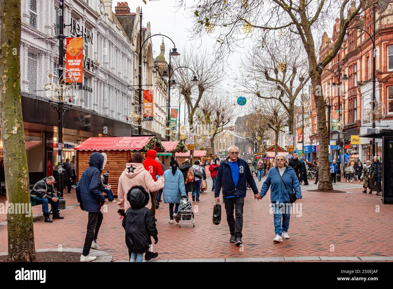 Une vue le long de Broad Street à Reading, Berkshire, Royaume-Uni en décembre 2024 avec des stands de marché de Noël Banque D'Images