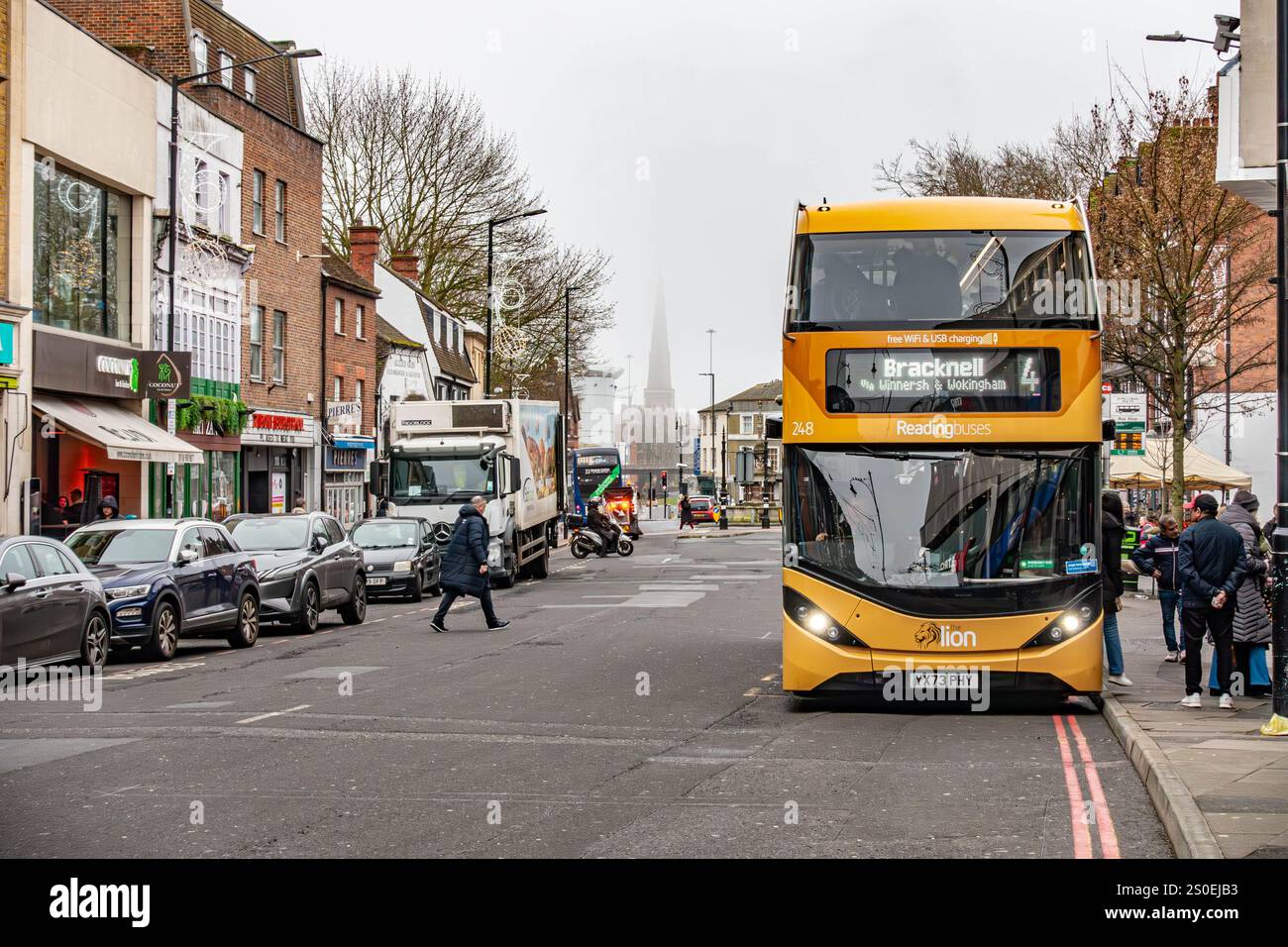 Le non. 4 bus de Reading Town Centre à Bracknell s'est arrêté sur St Marys Butts à Reading, Berkshire, Royaume-Uni Banque D'Images