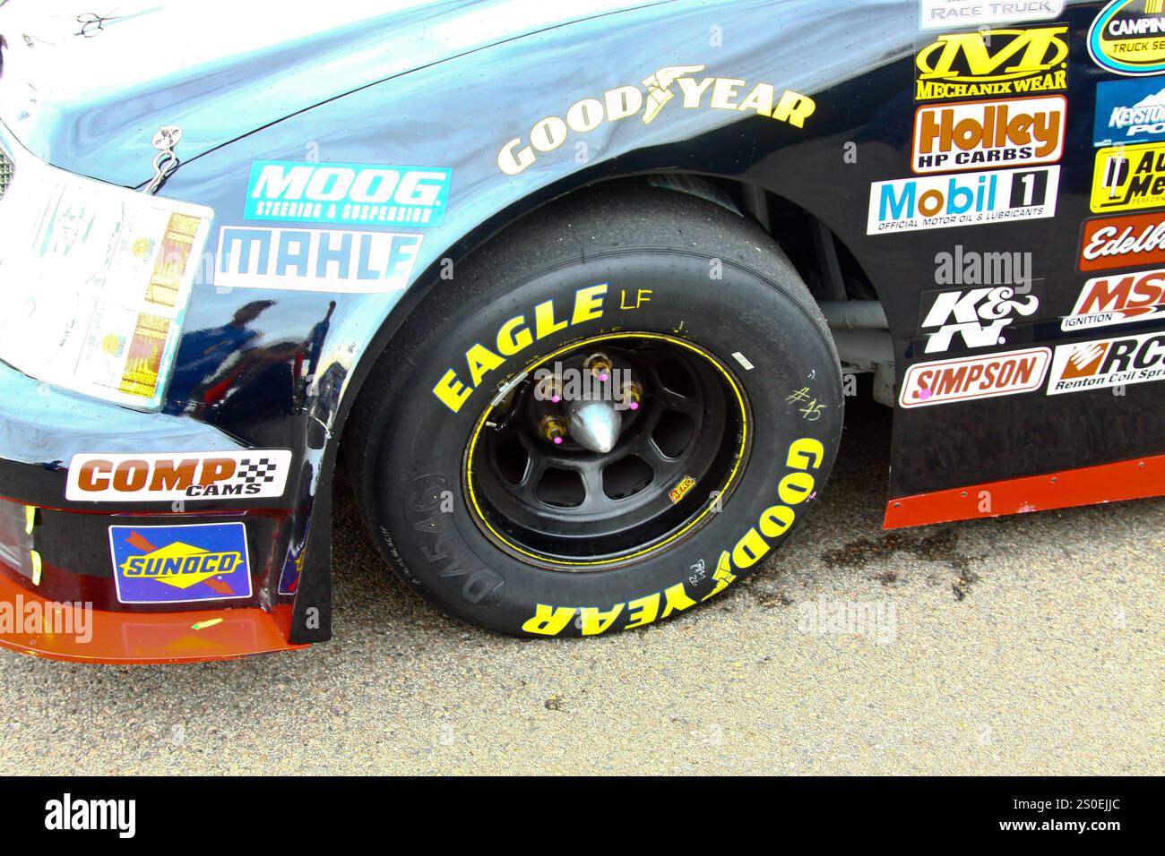 Newton Iowa, États-Unis - 11 juillet 2014 : NASCAR Camping World Truck Series, American Ethanol 200. Iowa Speedway. Pneu Goodyear Eagle Banque D'Images