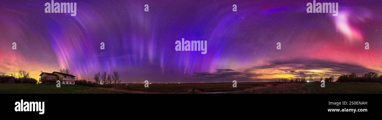 Un panorama à 360 degrés d'une aurore bleue en Alberta, Canada. Banque D'Images