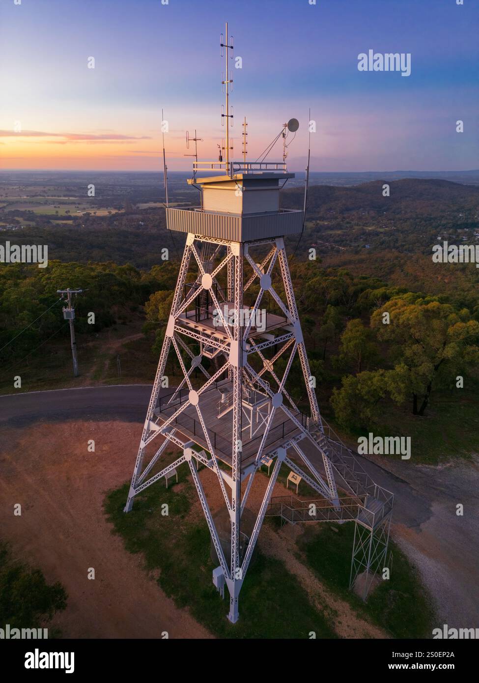 Vue aérienne de la tour d'observation au sommet d'une colline au crépuscule à Maldon dans le centre de Victoria, Australie. Banque D'Images