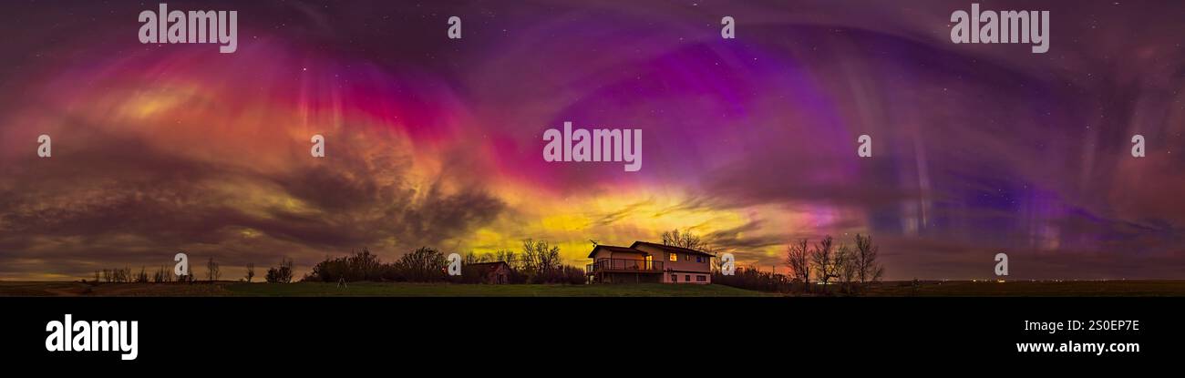 Un panorama à 300 degrés de la grande exposition aurore des 10 et 11 mai 2024 dans le sud de l'Alberta, Canada. Banque D'Images