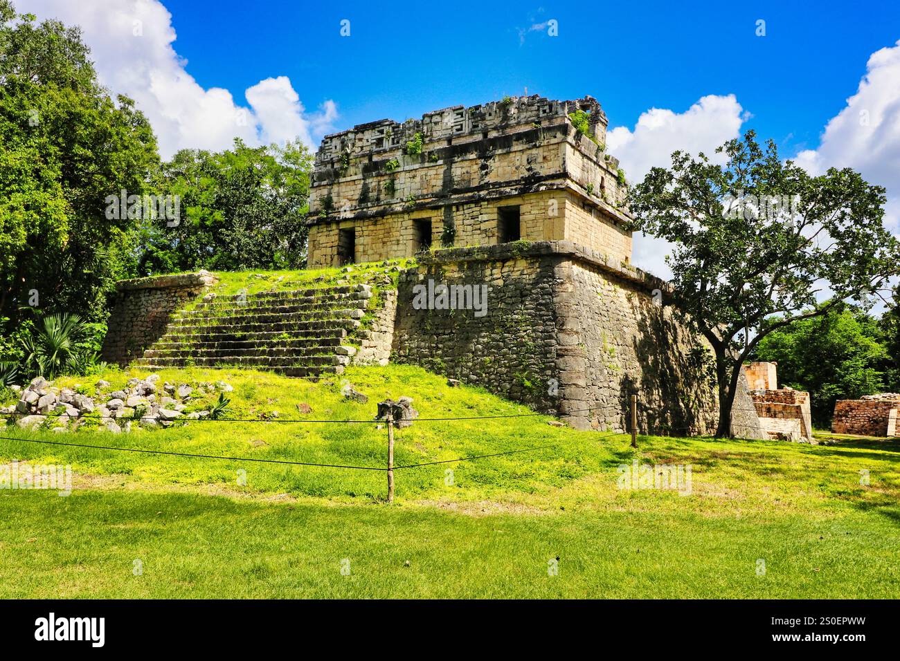 Vue de la Maison Rouge ou Chichanchob, appelé Casa Colorado, Casa Roja localement, un temple cérémoniel dans le complexe du temple à Chichen Itza, Mexique Banque D'Images
