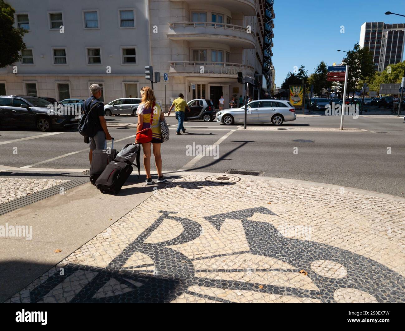 Lisbonne, Portugal - couple touristique avec des bagages marchant dans la rue en été - Image de stock capturée avec un smartphone