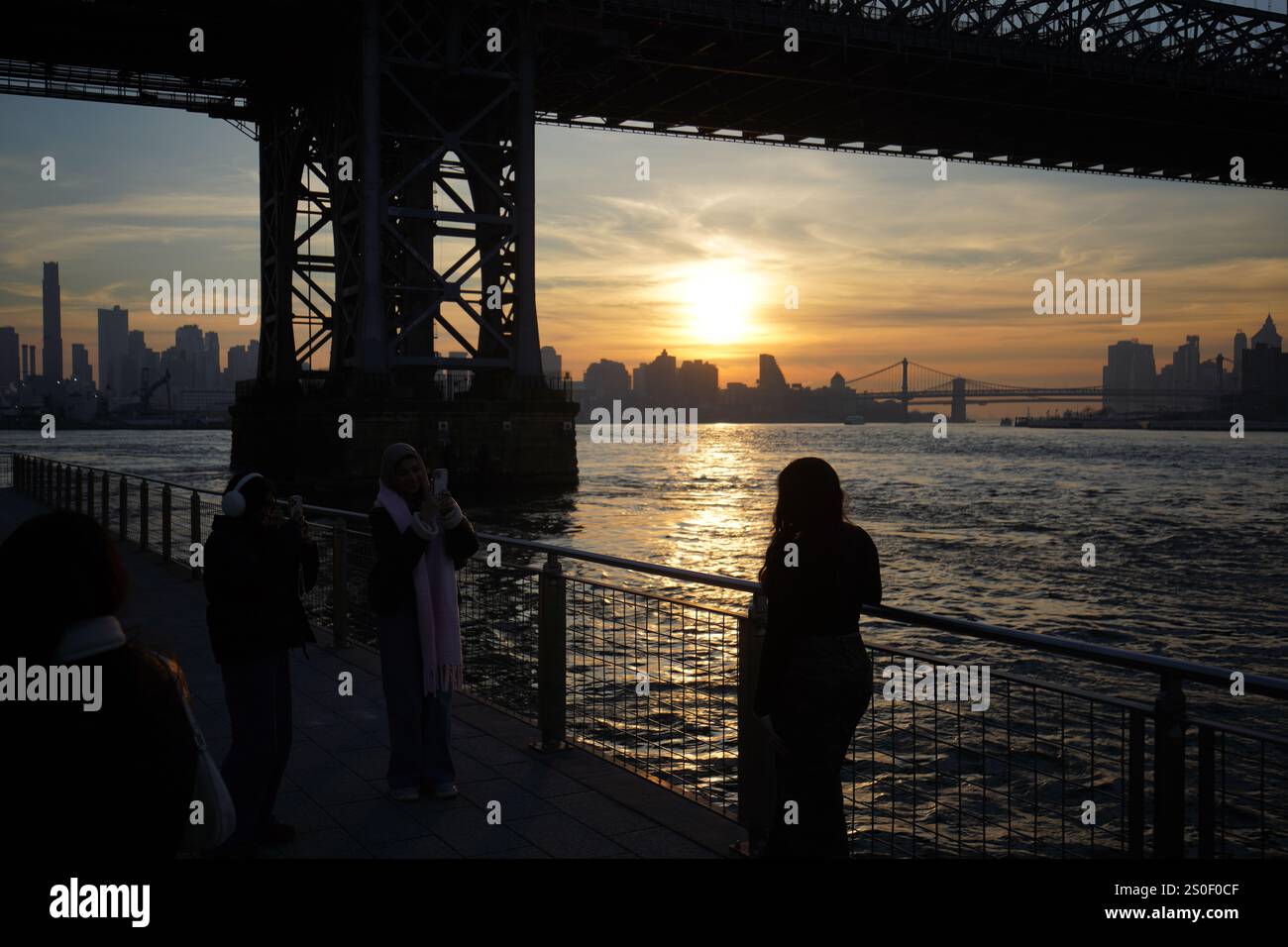 New York, États-Unis. 27 décembre 2024. Les gens regardent le coucher du soleil dans le quartier de Brooklyn à New York. Vie quotidienne à New York (photo de Michael Ho Wai Lee/SOPA images/SIPA USA) crédit : Sipa US/Alamy Live News Banque D'Images
