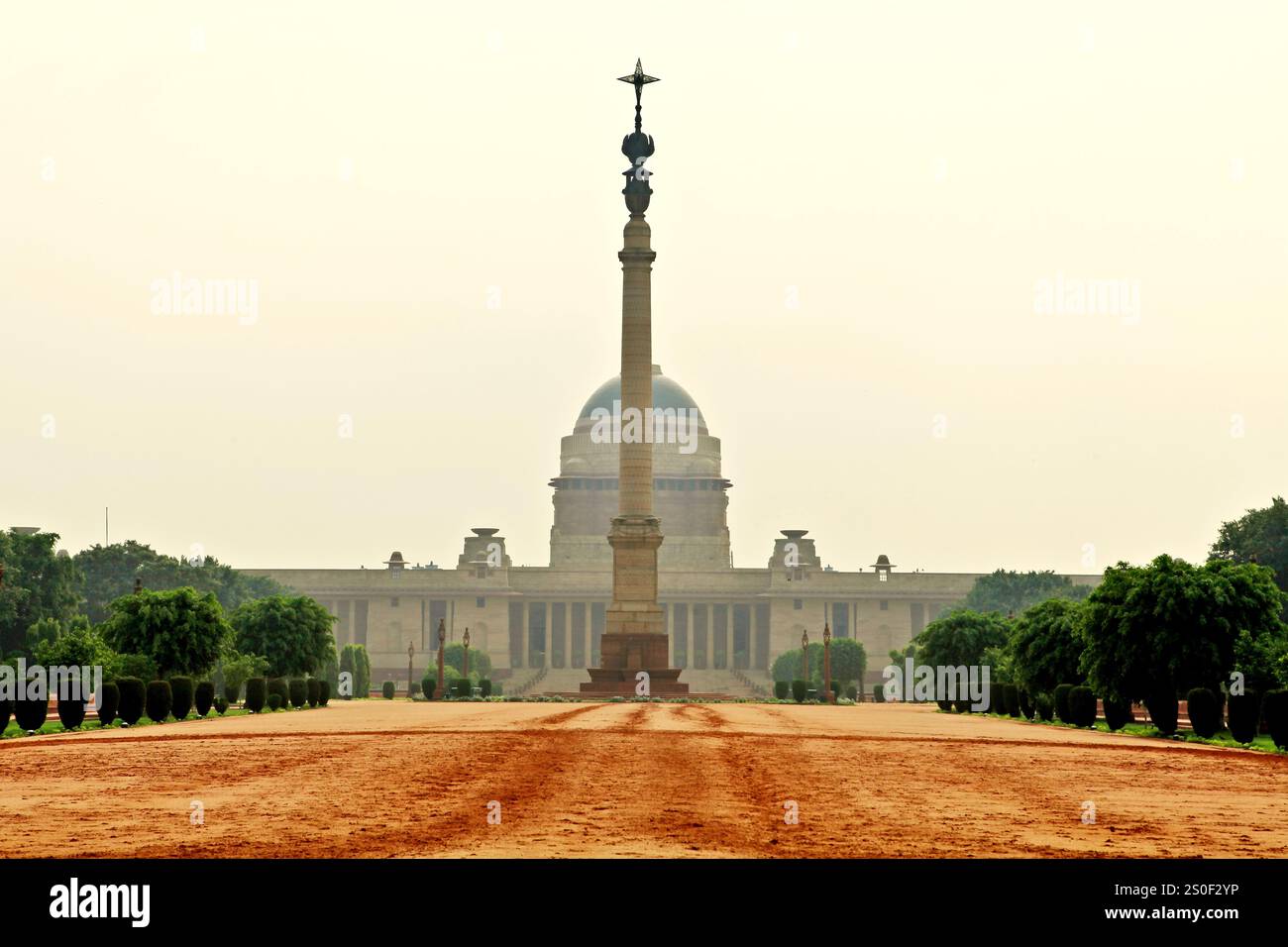 La colonne de Jaipur dans la cour avec Rashtrapati Bhavan – la résidence officielle du président de l'Inde – est en arrière-plan à New Delhi, Delhi, Inde. Banque D'Images La colonne de Jaipur dans la cour avec Rashtrapati Bhavan – la résidence officielle du président de l'Inde – est en arrière-plan à New Delhi, Delhi, Inde. Banque D'Images