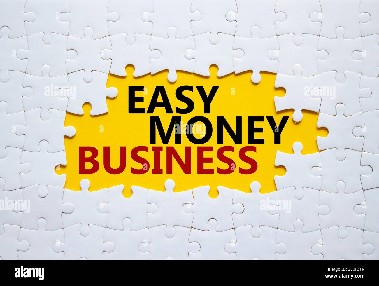 Symbole Easy Money Business. Mots conceptuels Easy Money Business sur puzzle blanc. Beau fond jaune. Business et Easy Money Business concept. Banque D'Images
