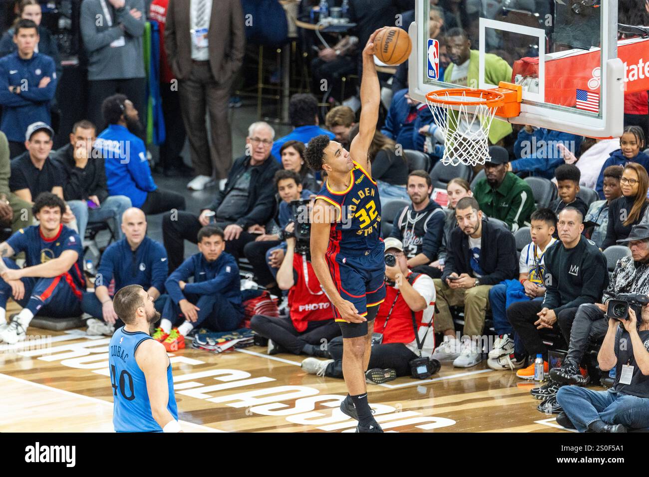 Inglewood, États-Unis. 27 décembre 2024. Trayce Jackson-Davis des Golden State Warriors #32 vu en action avec les Clippers de Los Angeles lors d'un match de basket-ball NBA à Intuit Dome. Score final Clippers 102:92 Warriors (photo par Ringo Chiu/SOPA images/SIPA USA) crédit : SIPA USA/Alamy Live News Banque D'Images