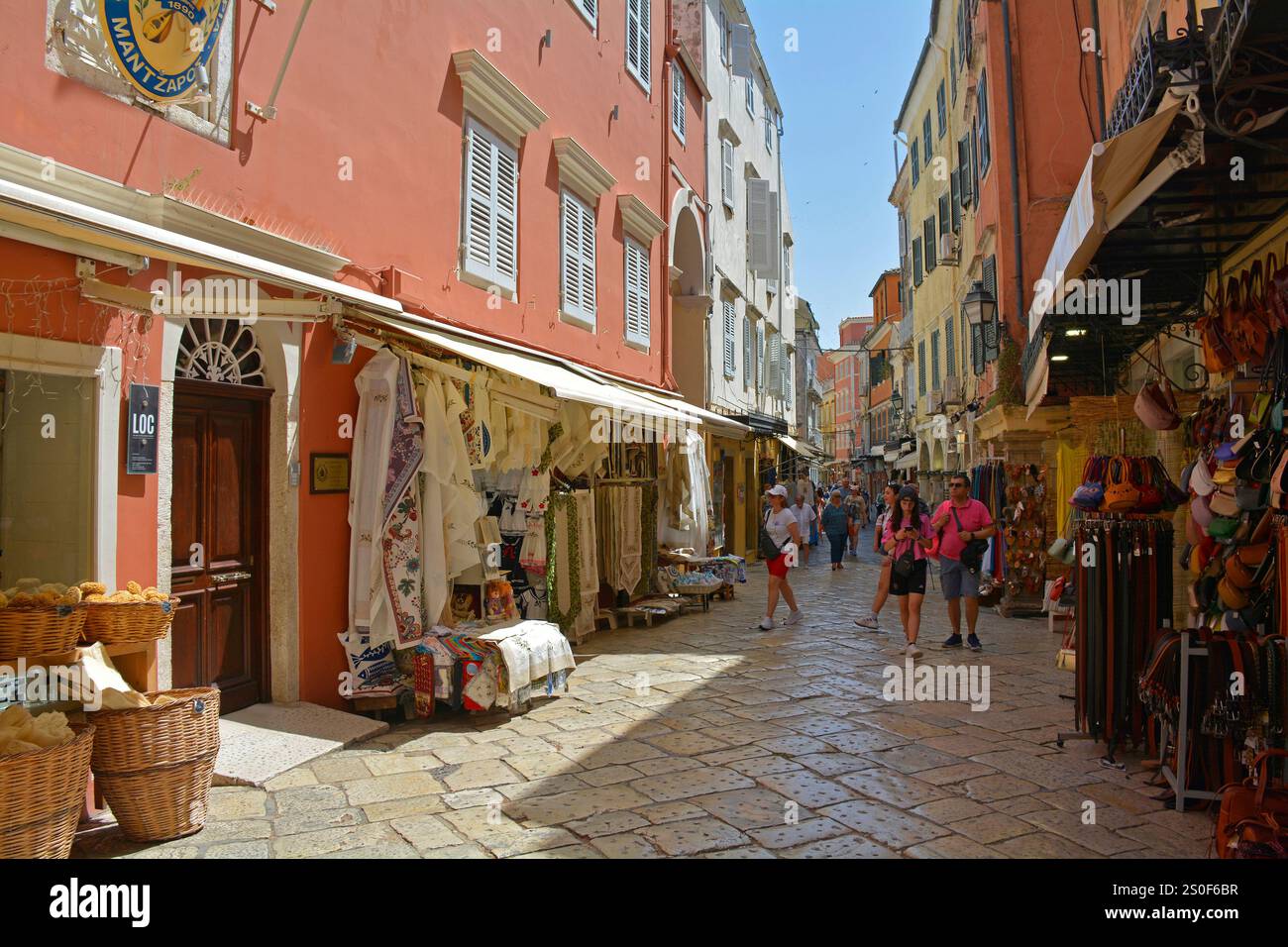 Corfou, Grèce - 6 juin 2024. Boutiques vendant des cadeaux et des souvenirs dans le centre historique de la vieille ville de Corfou, en Grèce. Un site classé au patrimoine mondial de l'UNESCO Banque D'Images