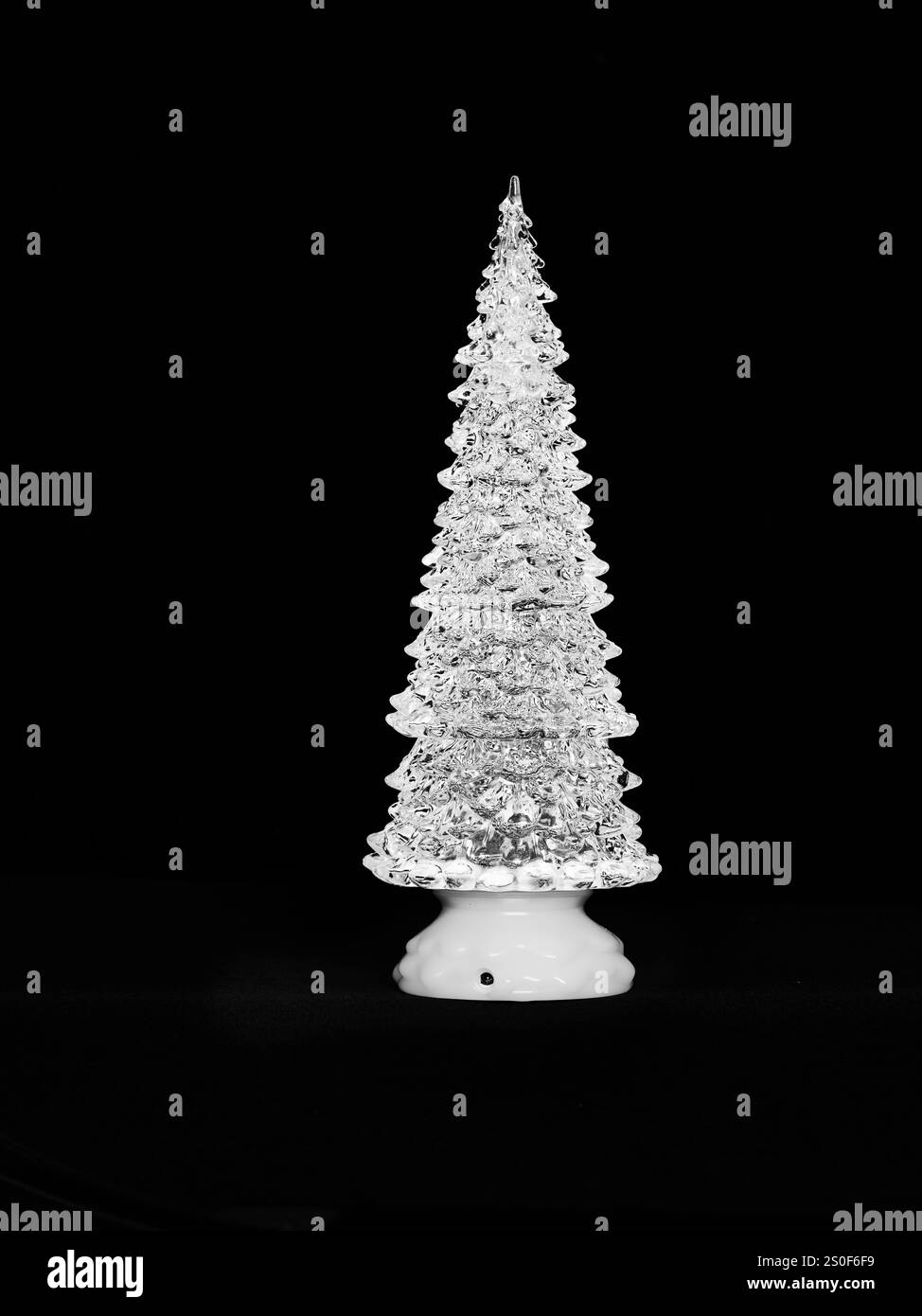 Arbre de noël solitaire en verre. Banque D'Images